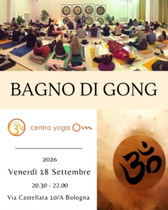 Sala del Centro Yoga Om di Bologna durante un bagno di gong, locandina della serata di venerdì 18 settembre 2026