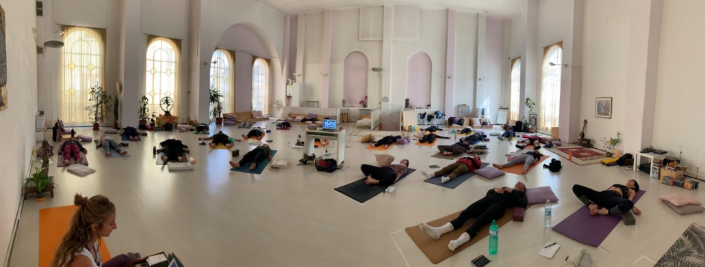 Gruppo di ragazzi che praticano Yoga al Centro Yoga Om di Bologna