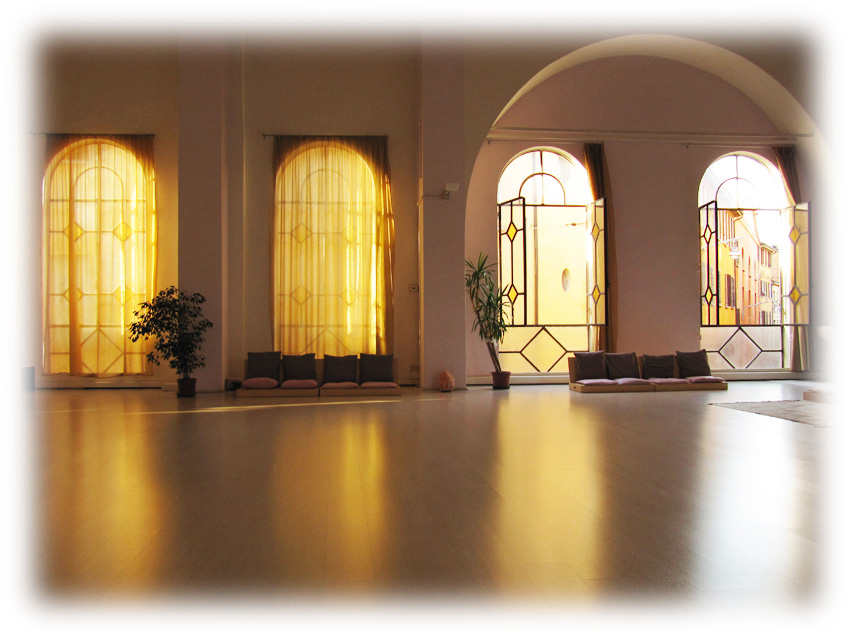 La sala dove si svolgono le lezioni del Centro Yoga Om di Bologna