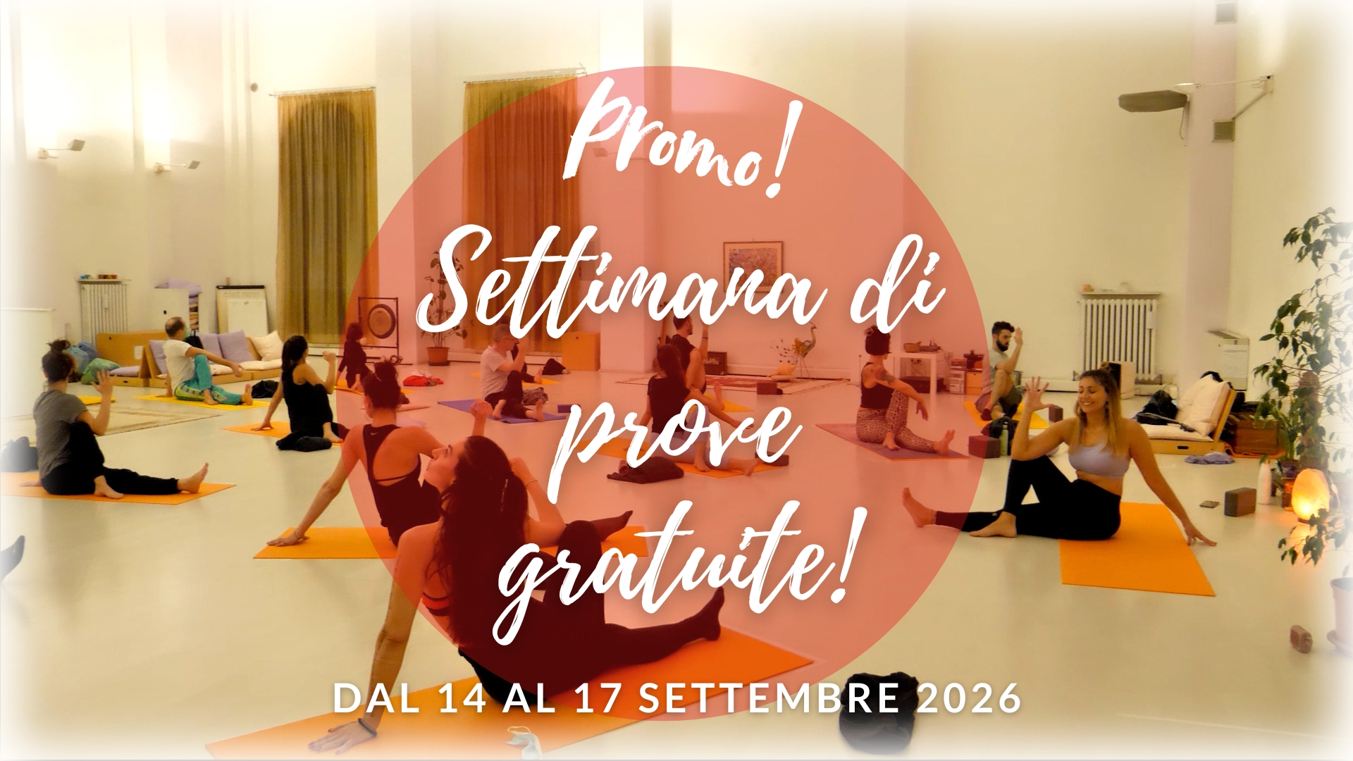 Gruppo in pratica nella sala del Centro Yoga Om di Bologna, promozione della settimana di prove gratuite dal 14 al 17 settembre 2026