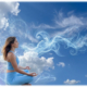 Donna in meditazione con il respiro rappresentato da volute di luce nel cielo, corso Respira Evolution al Centro Yoga Om di Bologna