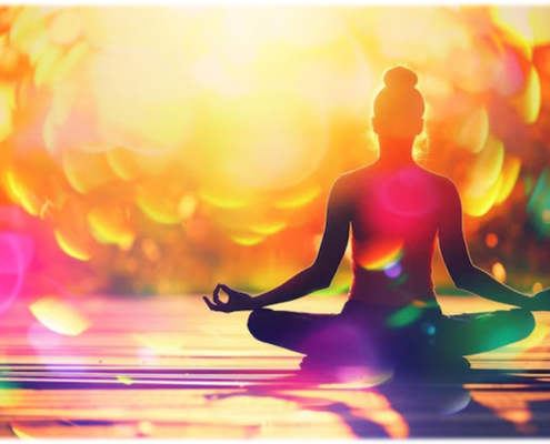 Donna seduta in meditazione tra luci colorate, immagine rappresentativa del corso di Yantra Yoga al Centro Yoga Om di Bologna