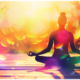 Donna seduta in meditazione tra luci colorate, immagine rappresentativa del corso di Yantra Yoga al Centro Yoga Om di Bologna