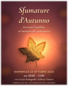 Una foglia d'acero, metà secca e metà dorata nella luce, su fondo prugna caldo: locandina della Masterclass Sfumature d'Autunno, domenica 25 ottobre 2026, ore 10-13, al Centro Yoga Om di Bologna