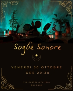 Locandina di Soglie Sonore: sala in penombra con luce turchese, un musicista suona gong e tamburi tra piante e candele, persone distese; venerdì 30 Ottobre 2026 ore 20:30 al Centro Yoga Om di Bologna