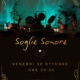 Locandina di Soglie Sonore: sala in penombra con luce turchese, un musicista suona gong e tamburi tra piante e candele, persone distese; venerdì 30 Ottobre 2026 ore 20:30 al Centro Yoga Om di Bologna